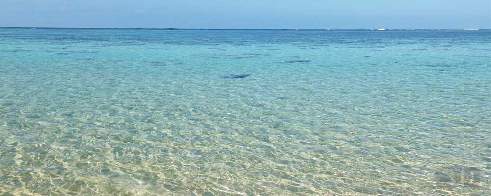 沖縄・宮古島の透き通る海の写真